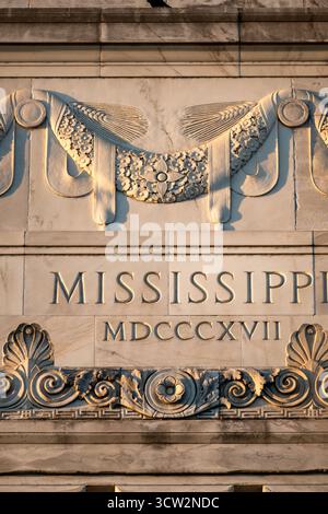 Mississippi State Memorial Lincoln Memorial Washington DC // WASHINGTON DC — il nome "MISSISSIPPI" e i numeri romani "MDCCCXVII" (1817) sono scolpiti nella facciata in marmo del Lincoln Memorial. Questa iscrizione commemora l'anno in cui il Mississippi è stato ammesso come 20° stato dell'Unione. I nomi dei 48 stati dell'Unione al momento della dedica del 1922 del memoriale sono ben visibili all'esterno. Il monumento onora Abraham Lincoln, il sedicesimo presidente degli Stati Uniti, ed è una caratteristica importante del National Mall. La facciata è illuminata dalla luce dorata dell'ambiente Foto Stock