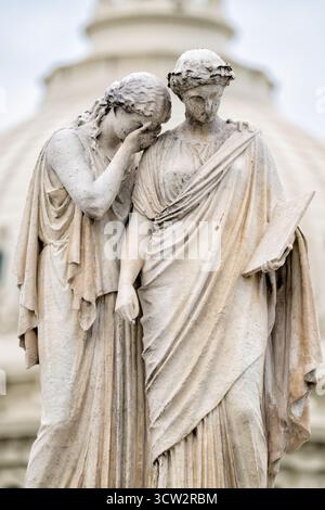 Statua del Monumento alla pace Capitol Hill Washington DC // WASHINGTON DC - figure allegoriche in marmo del Monumento alla Pace sono rappresentate in modo prominente su Capitol Hill, con l'iconica cupola del Campidoglio degli Stati Uniti sullo sfondo. Dedicato nel 1878, questo elaborato monumento commemora gli ufficiali navali, i marinai e i marines morti durante la guerra civile americana. Scolpito da Franklin Simmons, il monumento raffigura vari gruppi allegorici, tra cui il dolore e la storia. È strategicamente situato all'incrocio tra Pennsylvania Avenue e First Street NW. Il Monumento alla Pace è una terra storica significativa Foto Stock