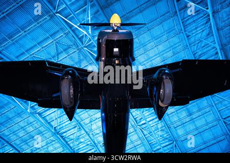 Westland Lysander IIIa Smithsonian Air and Space Museum Udvar-Hazy Center Chantilly va // CHANTILLY, Virginia, Stati Uniti — Un aereo Westland Lysander IIIa, noto per le sue missioni clandestine altamente classificate durante la seconda guerra mondiale, è in mostra. Questi aerei furono progettati per un breve decollo e atterraggio da campi impreparati, inserendo efficacemente agenti segreti nel territorio nemico. Il Lysander del museo, costruito in Canada nel 1942, è dipinto nei colori del 138 Squadron RAF, che ha effettuato tali missioni. Fa parte della mostra dell'aviazione della seconda guerra mondiale presso lo Steven F. Udvar-Hazy Center. Si Foto Stock