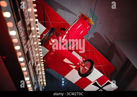 Pfalz D XII Biplane Smithsonian National Air and Space Museum Washington DC // WASHINGTON DC — il Pfalz D.XII, un caccia biplano tedesco della prima guerra mondiale dipinto nella sua livrea rossa e bianca dal film del 1930 Dawn Patrol, è esposto allo Smithsonian National Air and Space Museum. Prodotto nel 1918, questo velivolo, alimentato da un motore Mercedes D.IIIa da 180 cavalli, servì il servizio aereo tedesco e misura 9,1 metri (29 ft 10 in) di apertura alare e 6,5 metri (21 ft 4 in) di lunghezza. Mentre l'immagine è in mostra, l'aeromobile è attualmente in prestito o in deposito. Foto Stock
