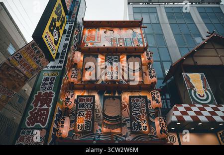 Colorata facciata del ristorante a tema sumo nel quartiere Shinsekai di Osaka Foto Stock