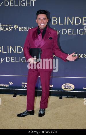 Matthias Mangiapane bei der Weltpremiere der Blinded by Delight Grand Show 2025 im Friedrichstadt-Palast. Berlino, 08.10.2025 *** Matthias Mangiapane alla prima mondiale del Blinded by Delight Grand Show 2025 al Friedrichstadt Palast Berlin, 08 10 2025 foto:XC.xBehringx/xFuturexImagex Blinded 5132 Foto Stock