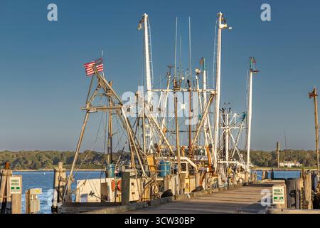 immagine dettagliata di due barche da pesca al molo di greenport, new york Foto Stock