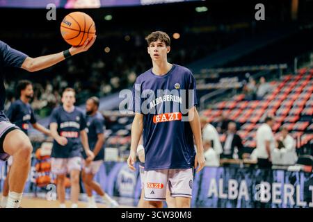 Berlino, Germania. 8 ottobre 2025. Berlino, Germania, 8 ottobre 2025 Nevio Bennefeld (ALBA Berlin) durante la partita di Basketball Champions League tra Alba Berlin e Elan Chalon all'Uber Arena di Berlino, Germania. (Gabor Baumgarten/SPP) credito: SPP Sport Press Photo. /Alamy Live News Foto Stock