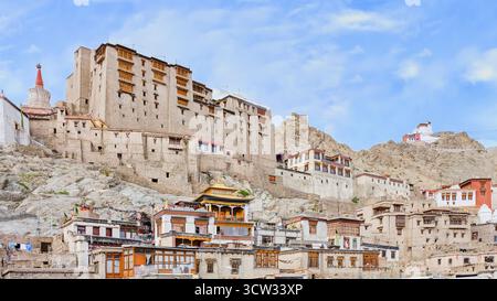 Leh, Ladakh, India, 17 agosto 2025: Maestoso Palazzo Leh nella vecchia città storica di Leh, annidato nell'Himalaya indiano. Residenza reale, architettura tibetana. Foto Stock