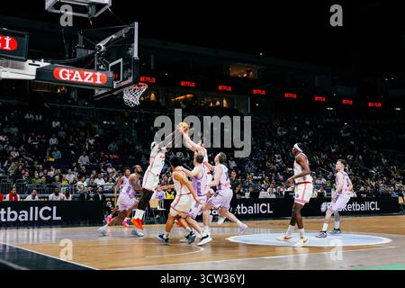 Berlino, Germania. 8 ottobre 2025. Berlino, Germania, 8 ottobre 2025 Elan Chalon in difesa durante la partita di Basketball Champions League tra Alba Berlin e Elan Chalon all'Uber Arena di Berlino, Germania. (Gabor Baumgarten/SPP) credito: SPP Sport Press Photo. /Alamy Live News Foto Stock