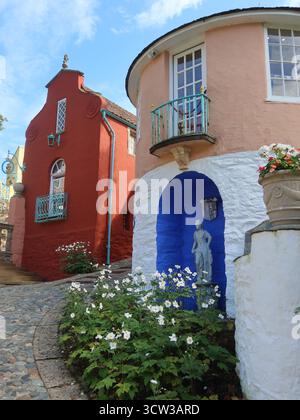 Il villaggio italiano di Portmeirion: Ispirazione per la TV, il cinema e la letteratura, compresa la Round House usata come residenza nel "prigioniero". Foto Stock