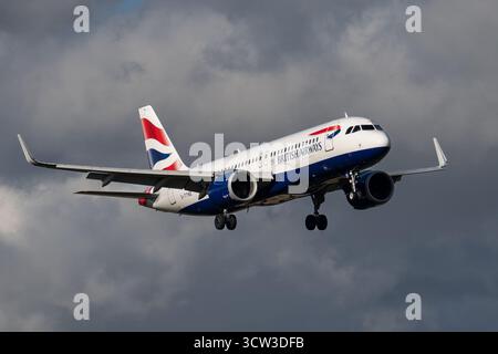 Aerei di linea che operano dai principali aeroporti del Regno Unito, tra cui Heathrow, Bristol e altri. Aerei passeggeri commerciali di compagnie aeree come British Airways. Foto Stock