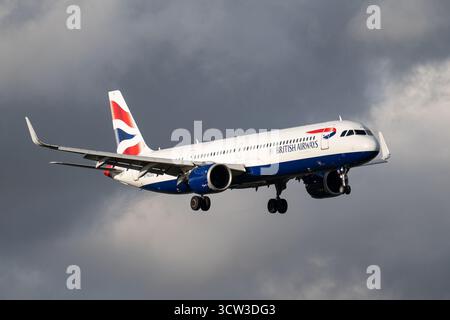 Aerei di linea che operano dai principali aeroporti del Regno Unito, tra cui Heathrow, Bristol e altri. Aerei passeggeri commerciali di compagnie aeree come British Airways. Foto Stock