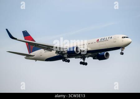 Aerei di linea che operano dai principali aeroporti del Regno Unito, tra cui Heathrow, Bristol e altri. Aerei passeggeri commerciali di compagnie aeree come British Airways. Foto Stock