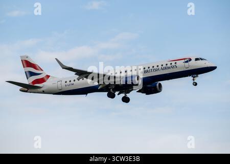 Aerei di linea che operano dai principali aeroporti del Regno Unito, tra cui Heathrow, Bristol e altri. Aerei passeggeri commerciali di compagnie aeree come British Airways. Foto Stock