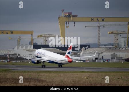 Aerei di linea che operano dai principali aeroporti del Regno Unito, tra cui Heathrow, Bristol e altri. Aerei passeggeri commerciali di compagnie aeree come British Airways. Foto Stock
