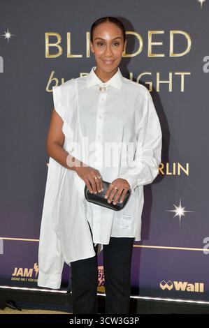 Hadnet Tesfai bei der Weltpremiere der Blinded by Delight Grand Show 2025 im Friedrichstadt-Palast. Berlino, 08.10.2025 *** Hadnet Tesfai alla prima mondiale del Blinded by Delight Grand Show 2025 al Friedrichstadt Palast Berlin, 08 10 2025 foto:XM.xBehrensx/xFuturexImagex Blinded 5419 Foto Stock
