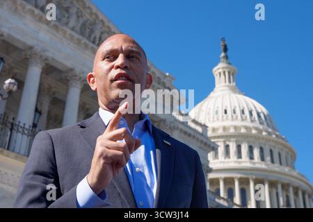 Washington, Stati Uniti. 09 ottobre 2025. Il leader della minoranza della camera degli Stati Uniti Hakeem Jeffries (D-NY) fa osservazioni ai media il 9° giorno di una chiusura parziale del governo, fuori dai gradini della camera del Campidoglio degli Stati Uniti a Washington, DC, giovedì 9 ottobre 2025. (Foto di Aaron Schwartz/Sipa USA) credito: SIPA USA/Alamy Live News Foto Stock