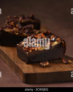 Barrette di brownie con noci e sciroppo al cioccolato Foto Stock