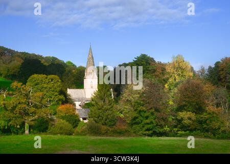 Monkton Wyld, Dorset, Regno Unito. 9 ottobre 2025. Meteo nel Regno Unito: La chiesa del villaggio è annidata tra alberi che brillano di colore autunnale dorato nel piccolo borgo rurale di Monkton Wyld in un glorioso pomeriggio di ottobre. Crediti: Celia McMahon/Alamy Live News Foto Stock