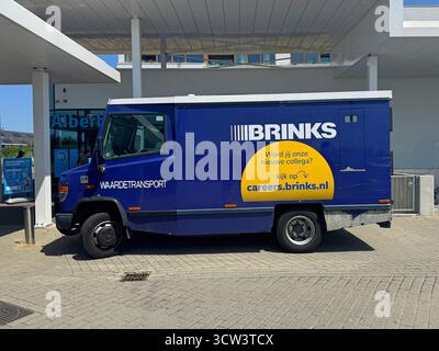 Almere, Paesi Bassi - 20 giugno 2025: Camion blindato Brinks Security parcheggiato ai lati della strada. Foto Stock