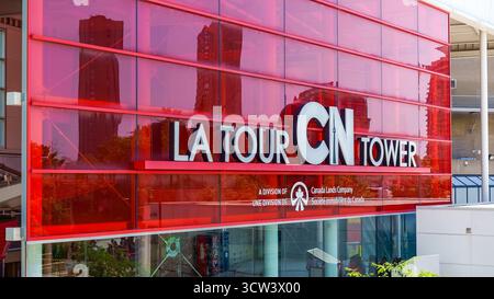 Toronto ON, Canada - 4 luglio 2022: L'ingresso alla CN Tower di Toronto presenta una suggestiva facciata in vetro rosso e un'iconica segnaletica, che accoglie i visitatori per l'esposizione Foto Stock