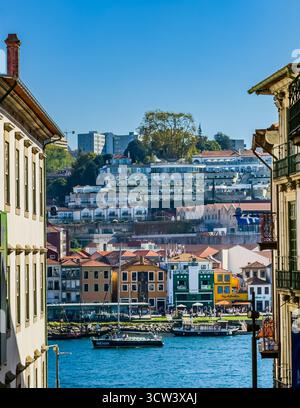 Riverside View of Porto's Colorful Buildings and Douro River, Portogallo, 25 settembre 2025 Foto Stock