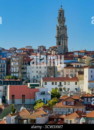 Storico paesaggio urbano di Porto con la Torre di Clérigos, 25 settembre 2025 Foto Stock