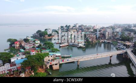 Vista aerea della città lacustre di Rangamati in Bangladesh. Splendido skyline di Rangamati vicino al quartiere collinare di chittagong. Vista droni della città di Rangamati. Foto Stock