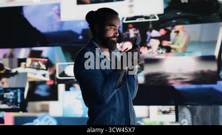 Utente di smartphone dipendente dal consumo di contenuti dei social media e dall'ossessivo scorrimento dei petardi che possono scatenare ansia e problemi di autostima dannosi nel mondo digitale. Isolamento eccessivo. Telecamera A.. Foto Stock