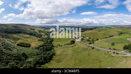 Vista aerea panoramica della splendida campagna dello Yorkshire Dales National Park, Regno Unito. Foto Stock