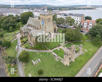 Vista aerea della chiesa di St Mary, l'ultimo luogo di riposo di Anne Bronte, Scarborough, North Yorkshire, Regno Unito. Foto Stock