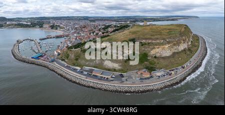 Vista aerea panoramica del castello di Scarborough, Scarborough, North Yorkshire, Regno Unito. Foto Stock