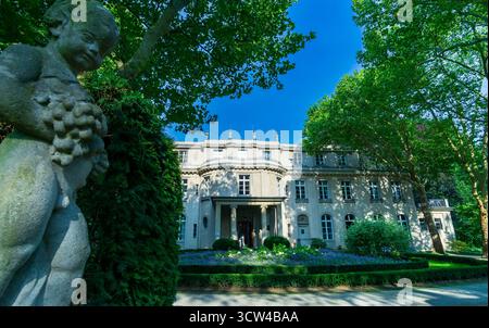 Scultura e facciata del memoriale della Casa della Conferenza di Wannsee (Haus der Wannsee-Konferenz) a Berlino Wannsee, Germania Foto Stock