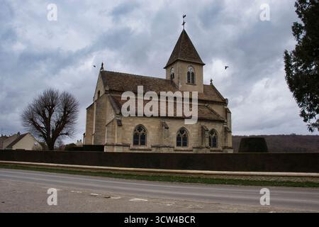 Belleau, Francia - 20 febbraio 2022: Eglise Saint Etienne de Belleau di fronte al cimitero americano Aisne-Marne in una nuvolosa giornata invernale in Francia. Foto Stock