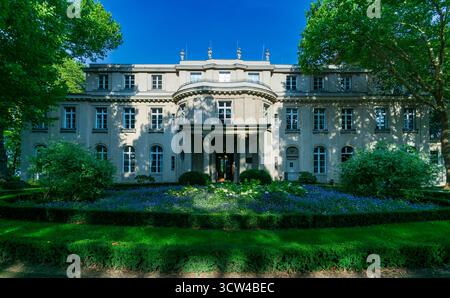 Vista frontale del memoriale della Casa della Conferenza di Wannsee (Haus der Wannsee-Konferenz) a Berlino Wannsee, Germania Foto Stock