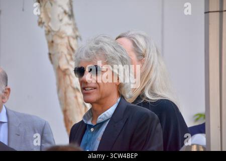 Jon Bon Jovi partecipa alla cerimonia delle star della Hollywood Walk of Fame dei DEF Leppard, tenutasi il 9 ottobre 2025, in Vine Street di fronte all'edificio Capitol Records a Los Angeles, California. Foto Stock