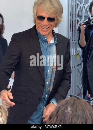 Jon Bon Jovi partecipa alla cerimonia delle star della Hollywood Walk of Fame dei DEF Leppard, tenutasi il 9 ottobre 2025, in Vine Street di fronte all'edificio Capitol Records a Los Angeles, California. Foto Stock