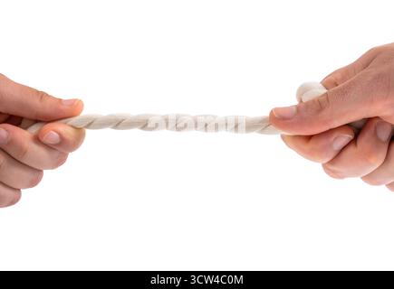 Due persone che tirano una corda in direzione opposta, isolata su sfondo bianco. Filettatura bianca tira mani maschio e femmina. Concorrenza, conflitto e ar Foto Stock