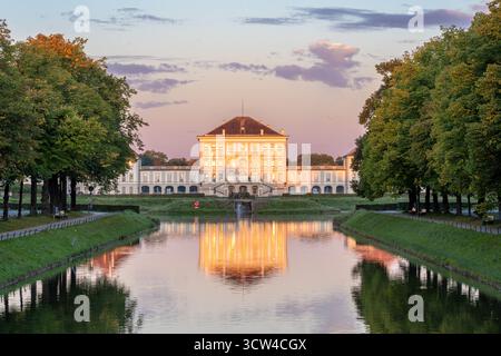 Monaco di Baviera Germania - 19 settembre 2025: Palazzo di Nymphenburg a Monaco di Baviera Germania all'alba e alla riflessione sull'acqua Foto Stock
