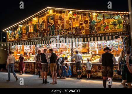 Monaco di Baviera Germania - 20 settembre 2025: Stallo alla di notte che vende cuori di pan di zenzero all'Oktoberfest di Monaco di Baviera Germania Foto Stock