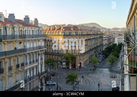 Marsiglia Francia - agosto 28 2025: Una strada vista da un edificio di appartamenti all'alba con strutture storiche a Marsiglia Francia Foto Stock