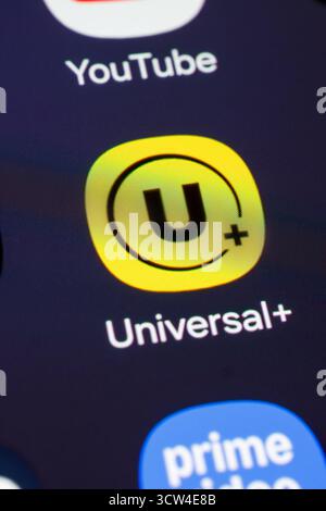 Buenos Aires, Argentina - 27 settembre 2025: Icona Universal Plus sullo schermo di un telefono cellulare. Foto Stock
