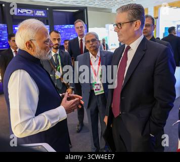 Mumbai, India. 09 ottobre 2025. Il primo ministro indiano Narendra modi, a sinistra, e il primo ministro britannico Keir Starmer, a destra, attraversano la vetrina dell'Expo durante il Global Fintech Fest al Jio Convention Centre, il 9 ottobre 2025 a Mumbai, India. Credito: PIB/Ufficio informazioni stampa/Alamy Live News Foto Stock