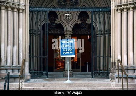 28 settembre 2025 - Toronto, Ontario, Canada: Cartello di benvenuto esposto di fronte all'ingresso della cattedrale di St James nel centro di Toronto Foto Stock