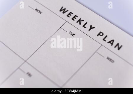 Pianificatore settimanale. Promemoria calendario, organizzatore, pianificazione, concetto di pianificazione. Primo piano di un piano settimanale Foto Stock