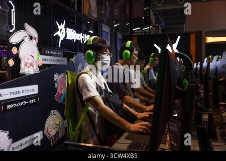 Chiba, Giappone. 26 settembre 2025. I visitatori giocano ai giochi per computer al Tokyo Game Show 2025. Chiba City, 26 settembre 2025. - 20250926 PD25948 credito: APA-PictureDesk/Alamy Live News Foto Stock