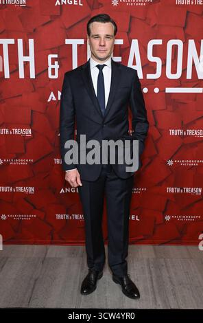 Los Angeles, Stati Uniti. 09 ottobre 2025. Rupert Evans arriva alla proiezione speciale "Truth & Treason" all'AMC The Grove il 9 ottobre 2025 a Los Angeles, CA. © LISA OConnor/AFF-USA.com Credit: AFF/Alamy Live News Foto Stock