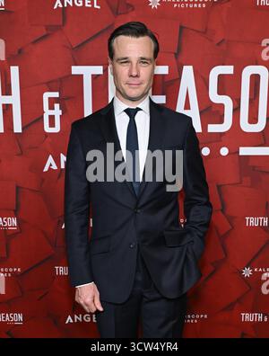Los Angeles, Stati Uniti. 09 ottobre 2025. Rupert Evans arriva alla proiezione speciale "Truth & Treason" all'AMC The Grove il 9 ottobre 2025 a Los Angeles, CA. © LISA OConnor/AFF-USA.com Credit: AFF/Alamy Live News Foto Stock