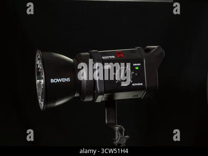 Illuminazione a bordo Bowens GM 400 Gemini Studio Flash su sfondo nero. Foto Stock