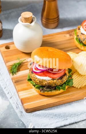 Patty Burger biologico di salmone sano con lattuga e pomodoro Foto Stock