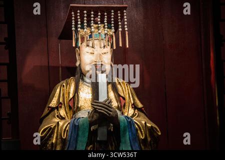Basso angolo della statua di Liu BEI dorata nel Tempio di Zhaolie, nel Santuario di Wuhou, Chengdu. Figura imperiale del periodo dei tre Regni a Sichuan, in Cina. Foto Stock