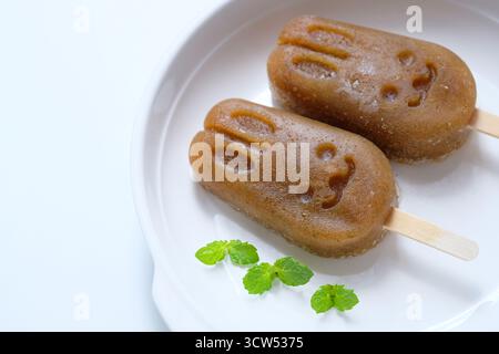 Papaveri fatti in casa alla menta al limone isolati su un piatto bianco Foto Stock