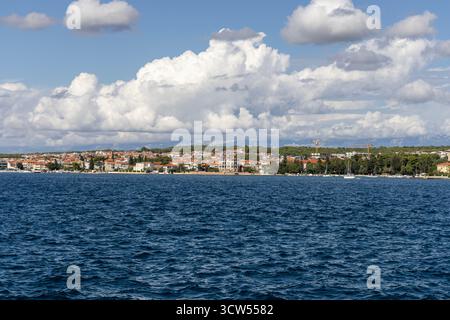 Zara, Croazia - 14 settembre 2025: Vista panoramica e pittoresca della città nuova dalla costa istriana (Istarska obala), passeggiata sul lungomare Adriatico Foto Stock